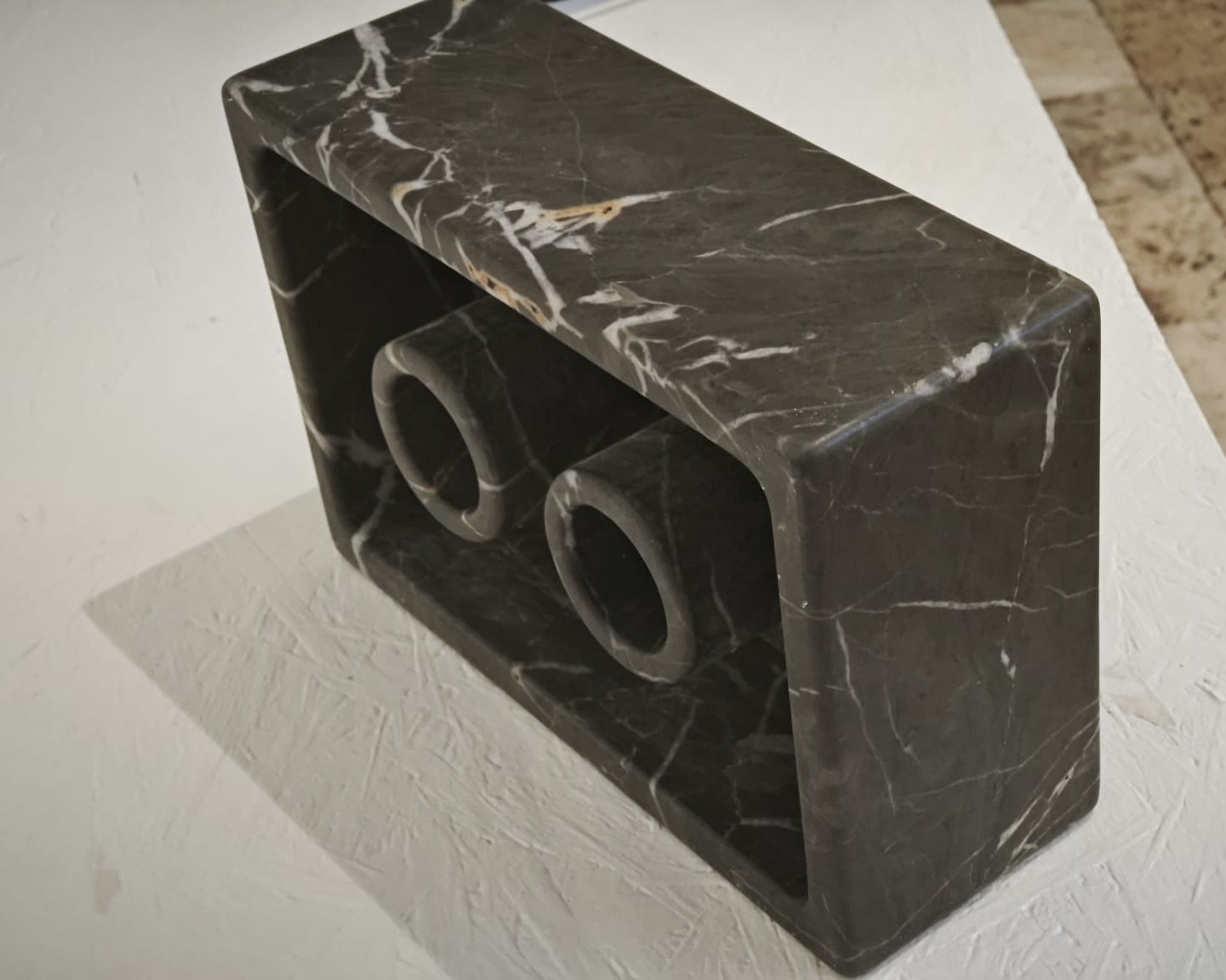 international shipping available at nuar gallery